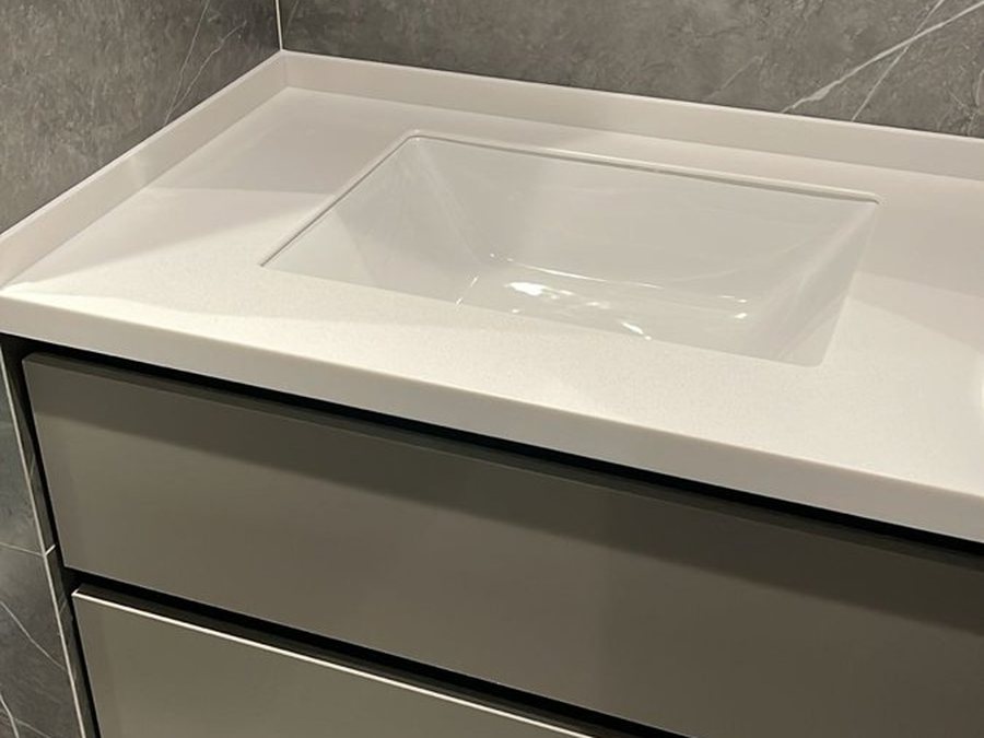 Установленная и подключённая сантехника в готовом санузле
